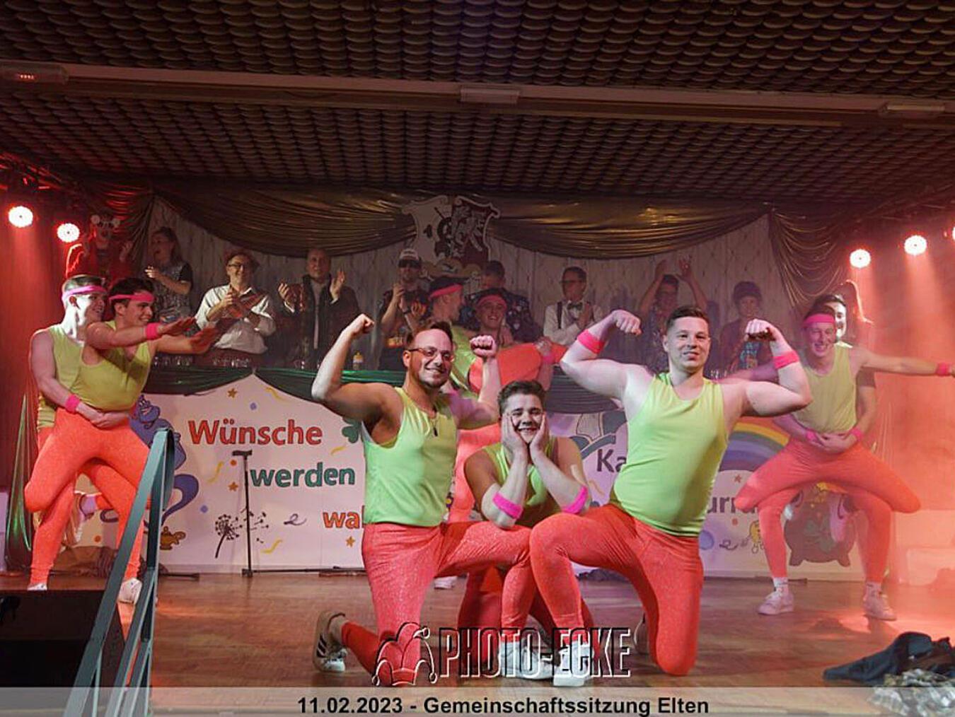 Generationenwechsel bei Zug 22: Im Jahr 2023 verwandelten sich die jungen Schützen bei ihrem Auftritt von Rentnern in durchtrainierte Athleten. Fotos (2): Photo-Ecke