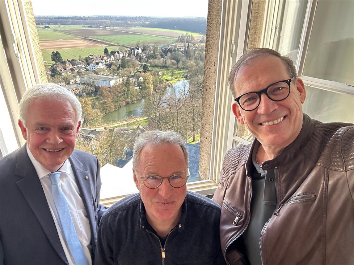 Genießen den Ausblick  aus dem Turm bei bestem Frühlingswetter: (v.l.) Dr. Günther Bergmann, Georg Hoymann und Reinhard Berens. Foto: Privat