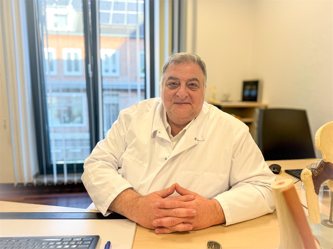 "Dr. Gennaro Manzo, neuer Chefarzt der Orthopädie am St.-Willibrord-Spital Emmerich, lächelnd im Krankenhausporträt"
