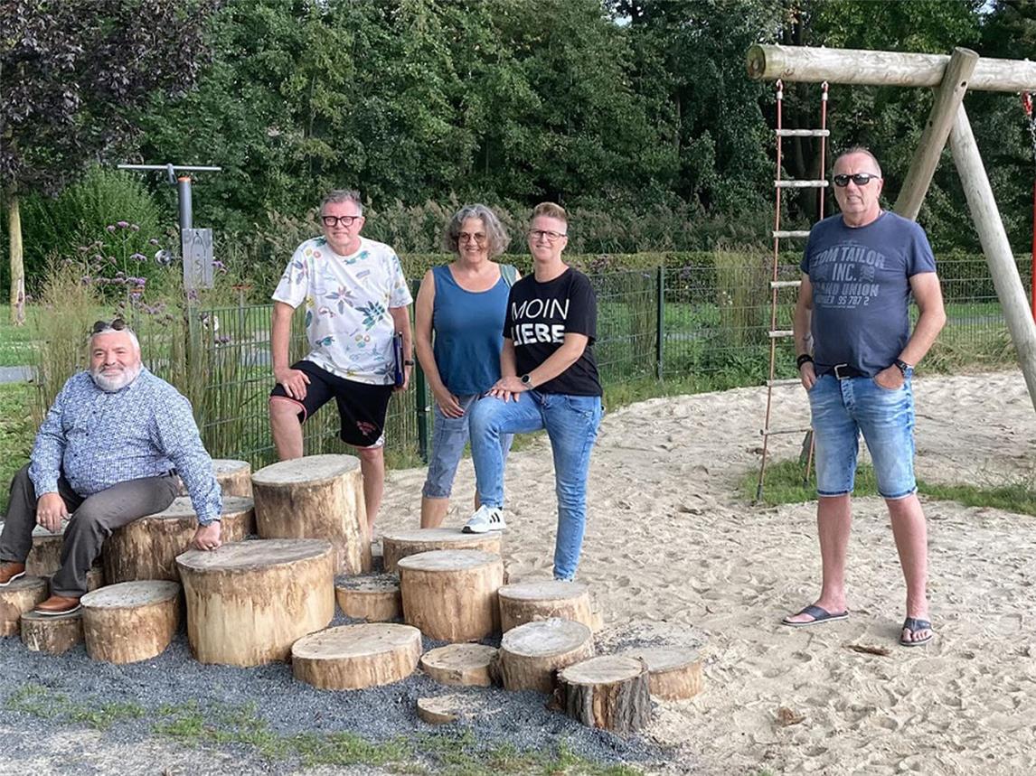 Genossen besuchten den Spielplatz (v.l.): Richard Peters, Jürgen Franken, Irmgard Berns, Thordes Sprave und Roland Jansen. Foto: privat