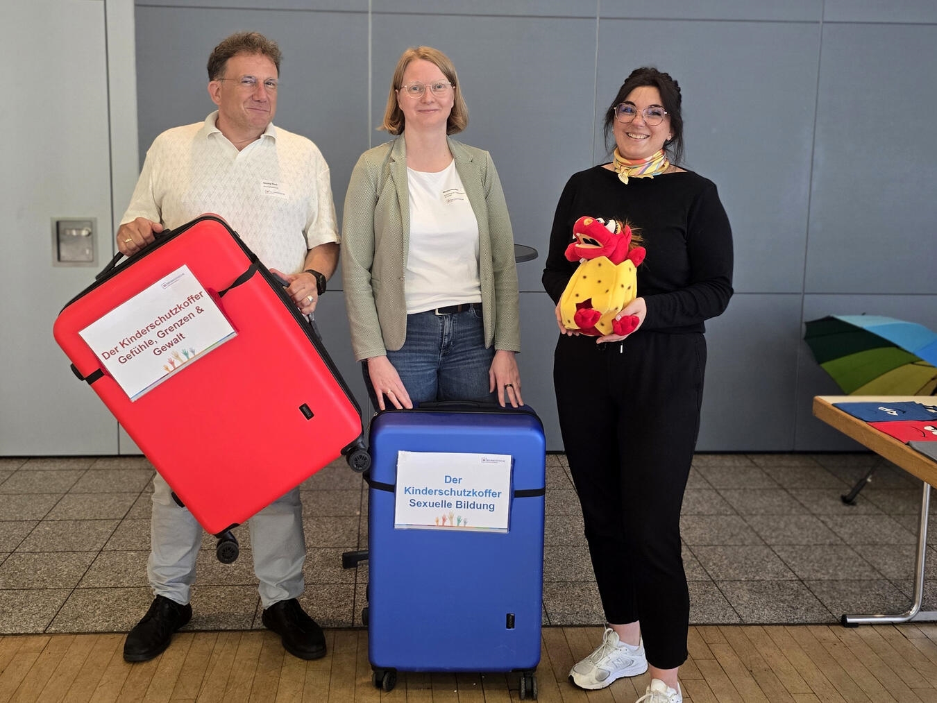 "Georg Hiob, Maren Hendes, Johanna Löw präsentieren Kinderschutzkoffer im Klever Kolpinghaus"