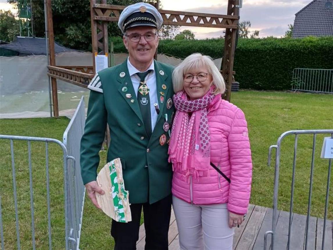 Georg Janßen gewann bereits im Mai das Kaiserschießen der St.Willibrord-Schützenbruderschaft Wardt. Gemeinsam mit seiner Frau Andrea bildet er das Kaiserpaar 2025. Foto: Schützen