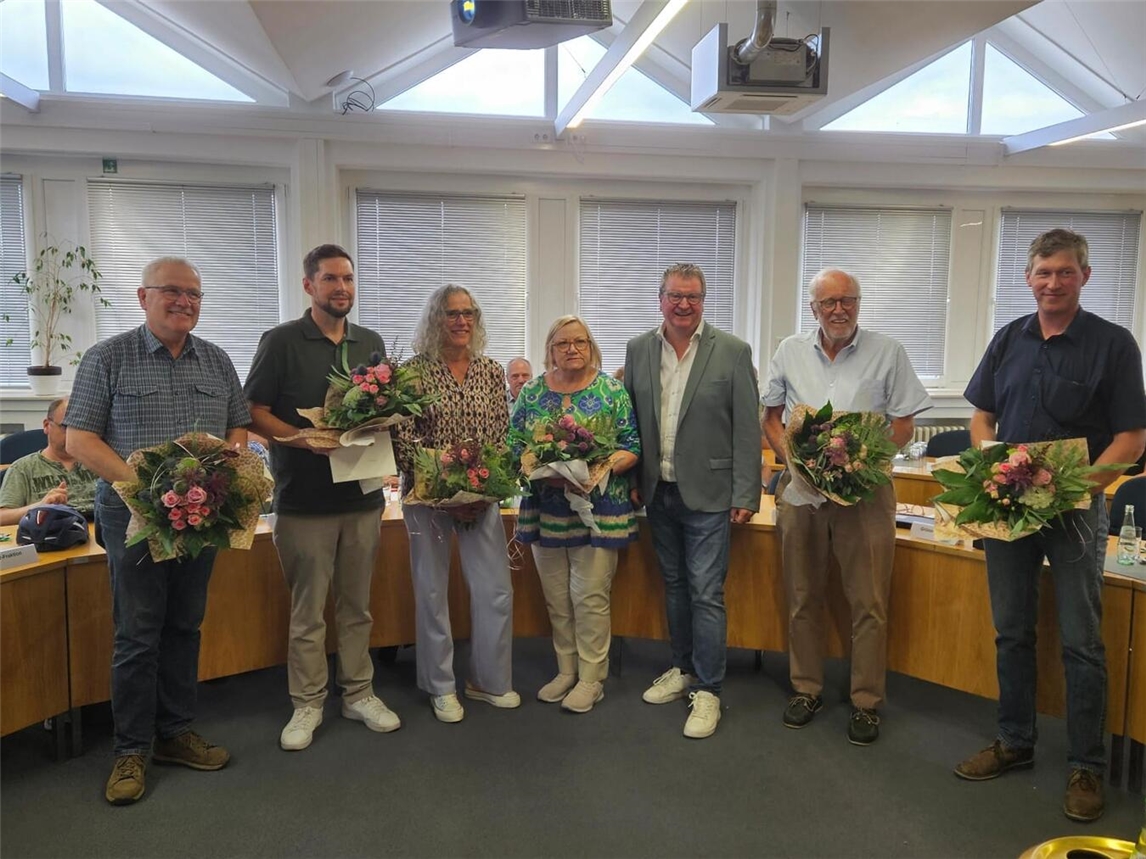 "Georg Koenen dankt sechs Personen für ihren Einsatz, Gruppenfoto, Gemeinde Weeze"