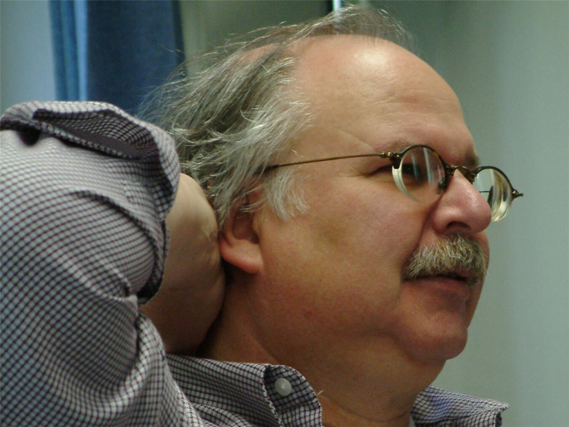 "Georg Michel beim konzentrierten Zuhören, Porträt eines aufmerksamen Mannes, Zuhörer, Kommunikation"