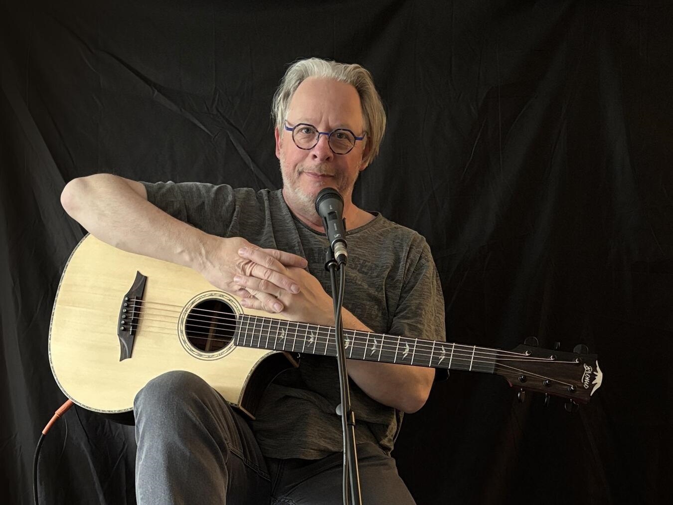 Georg Partes, Liedermacher aus Oberhausen, bei Auftritt in Dorfkirche Rees-Mehr.