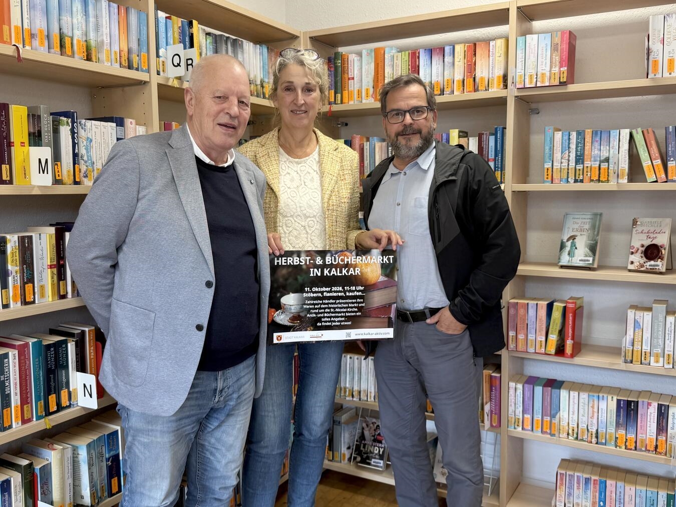 Georg Remy (Kalkar aKtiv), Annette Hagen (Bücherei Kalkar) und Harald Münzner (Stadt Kalkar; v.l.) freuen sich auf den traditionellen Herbst- und Büchermarkt in Kalkar. NN-Foto: SP