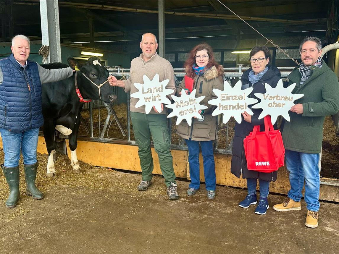 Georg, Remy (Messe Kalkar), Kreislandwirt Michael Seegers, Carolin Semelka (Wunderland Kalkar), Maria Liethof (Rewe) und David Steffen (Kreisbauernschaft Kleve; v.l.) zeigen symbolisch den Gang der Milch.NN-Foto: SP