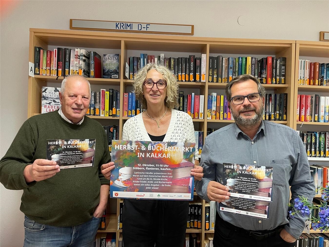 Georg Remy, Vorsitzender Kalkar aKtiv, Annette Hagen, Leiterin Bücherei Kalkar, und Stadtsprecher Harald Münzner (v.l.) werben für den Herbst- und Büchermarkt in Kalkar. Foto: Stadt Kalkar