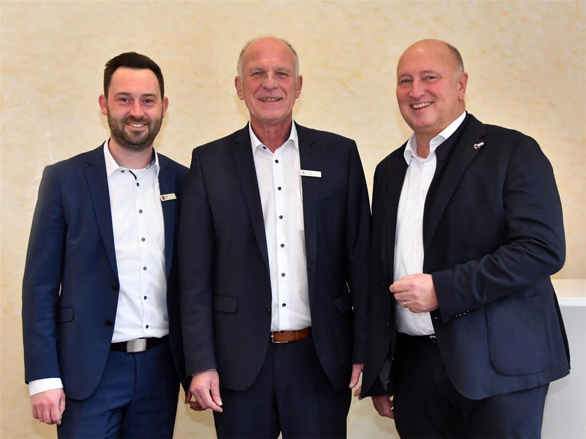 Georg Ries(l.) folgt Jochen Rademacher (m.) als Leiter des Marktbereiches Kevelaer der Sparkasse Rhein-Maas. ZurVerabschiedung von Jochen Rademacher kam Thomas Müller, Vorstandsmitglied Thomas Müller. Foto: Sparkasse Rhein-Maas