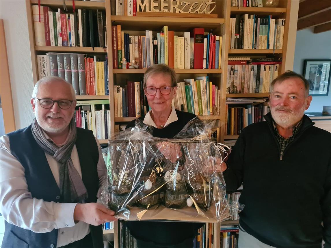 Gerahmt von den beiden Vorsitzendes des Förderkreises Musica Sacra in der Düffelt, Dieter Paeßens und Heinz-Josef Deckers, erhält die langjährige Schatzmeisterin Christa Baune ein Dankeschön-Geschenk. Foto: Förderkreis