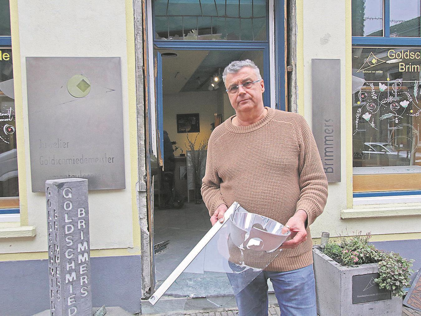 Gerd Brimmers vor seiner Goldschmiede. NN-Foto: Theo Leie