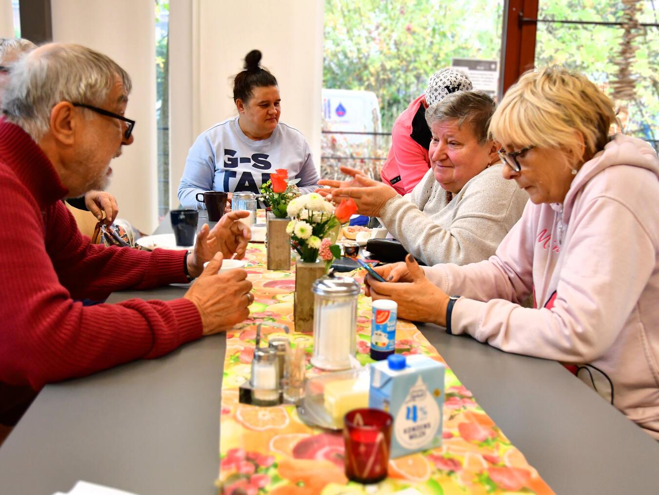 Gerd Engler (SPD), Vorsitzender des Kreis-Ausschusses für Arbeit, Gesundheit, Soziales und Demografie, spricht mit Monika über ihre Wohnsituation in Kleve. Foto: Caritas
