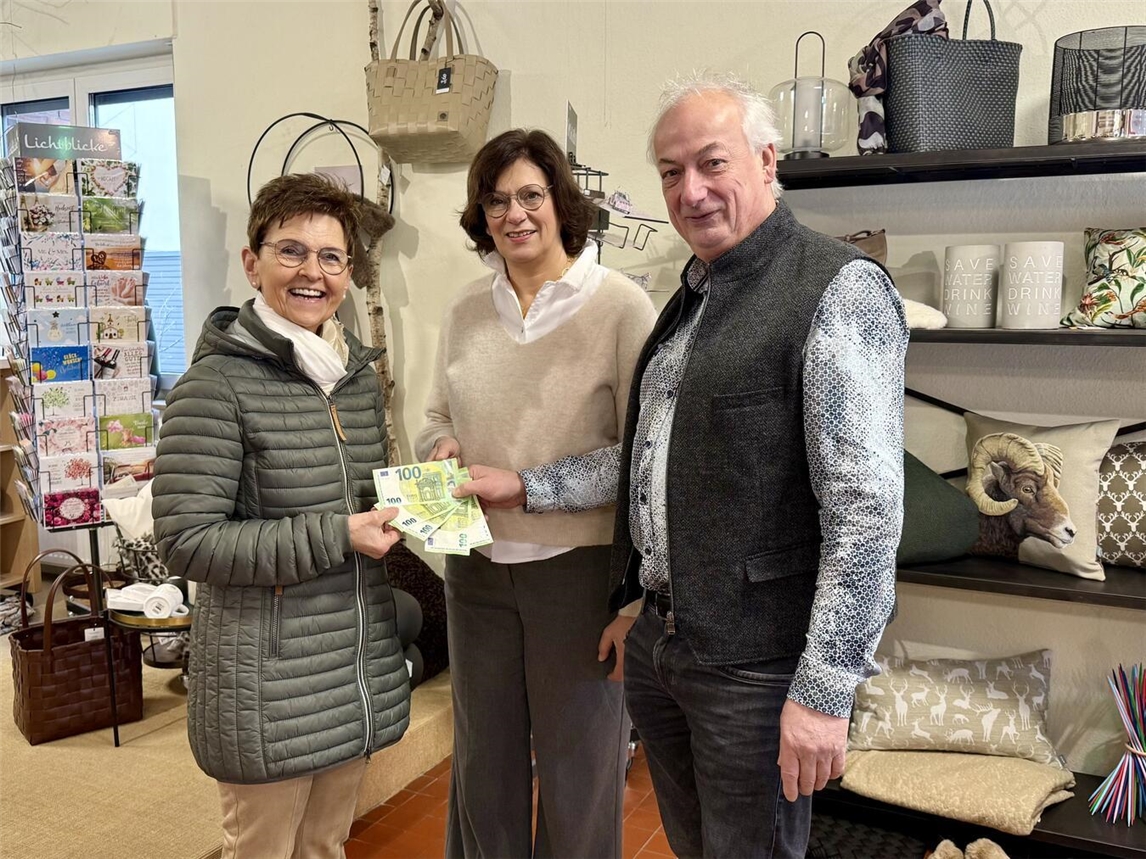Gerd Kleinmanns (r.) und Ulla Dirmeier (2.v.l.) von der Initiative Kellen (r.) überreichten der Gewinnerin Johanna Verrieth (l.) ihr 500-Euro-Shoppingbudget. NN-Foto: SP