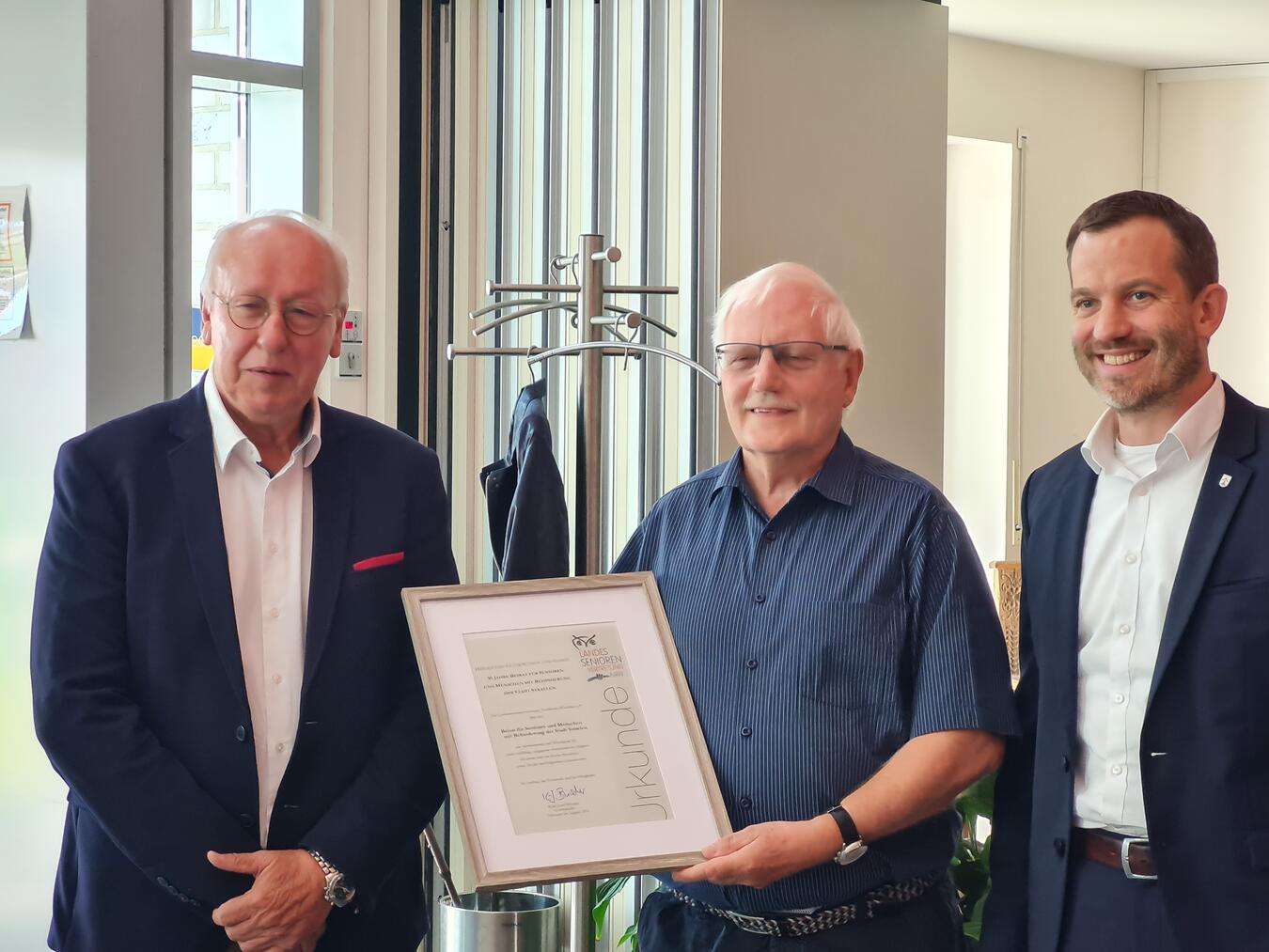 Gerd Maschun von der Landesseniorenvertretung (l.), Beiratsvorsitzender Peter Linßen und Bernd Kuse (r.) bei der Übergabe der Urkunde zum 30-jährigen Bestehen.Foto: Stadt Straelen
