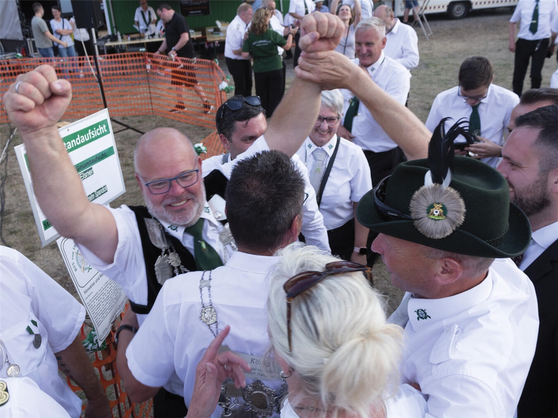 "Gerd Oosterman wird Stadtkönig, posiert mit Frau Renate bei Siegesfeier. Foto: Udo Scheibner"