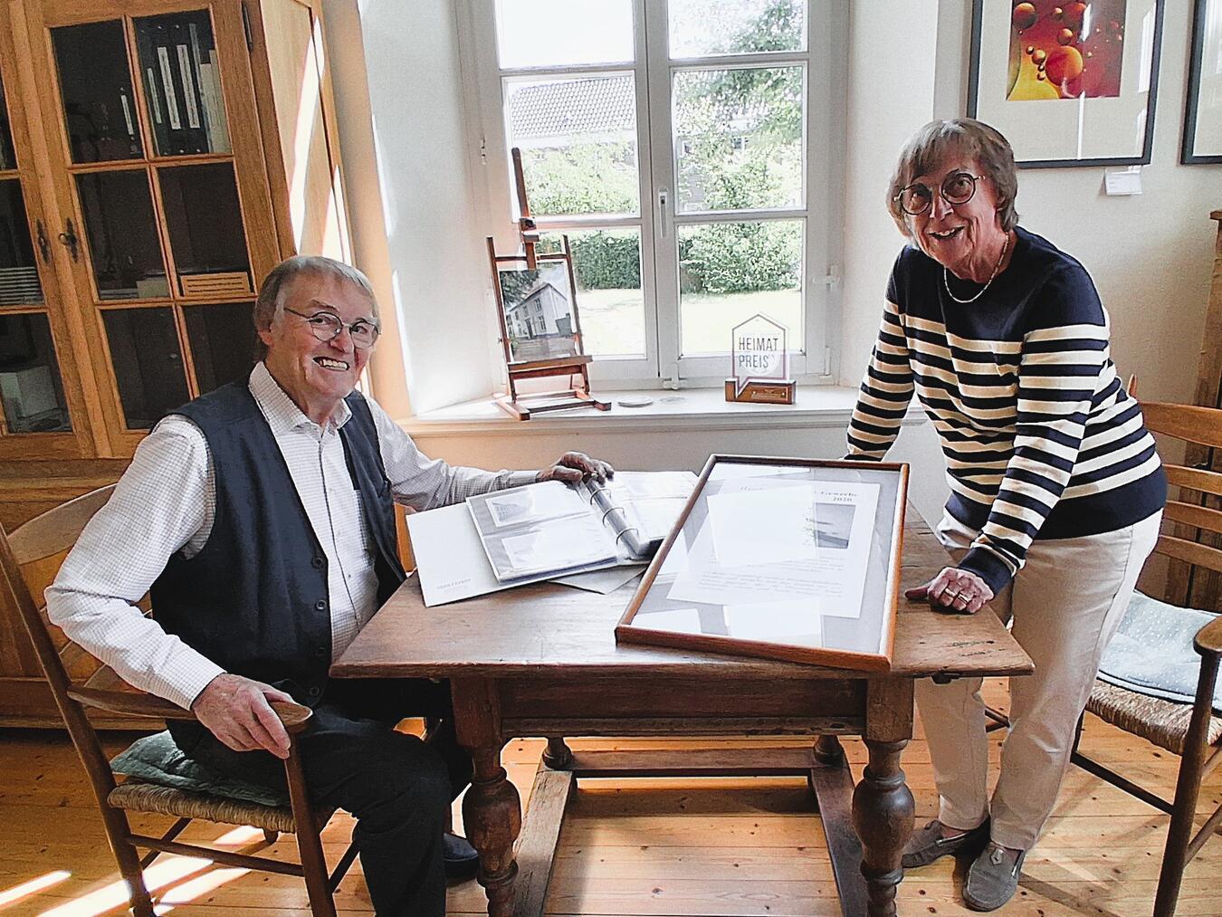 Gerd Peters und Margarete Scholten haben die Ausstellung zusammengestellt. Foto: privat