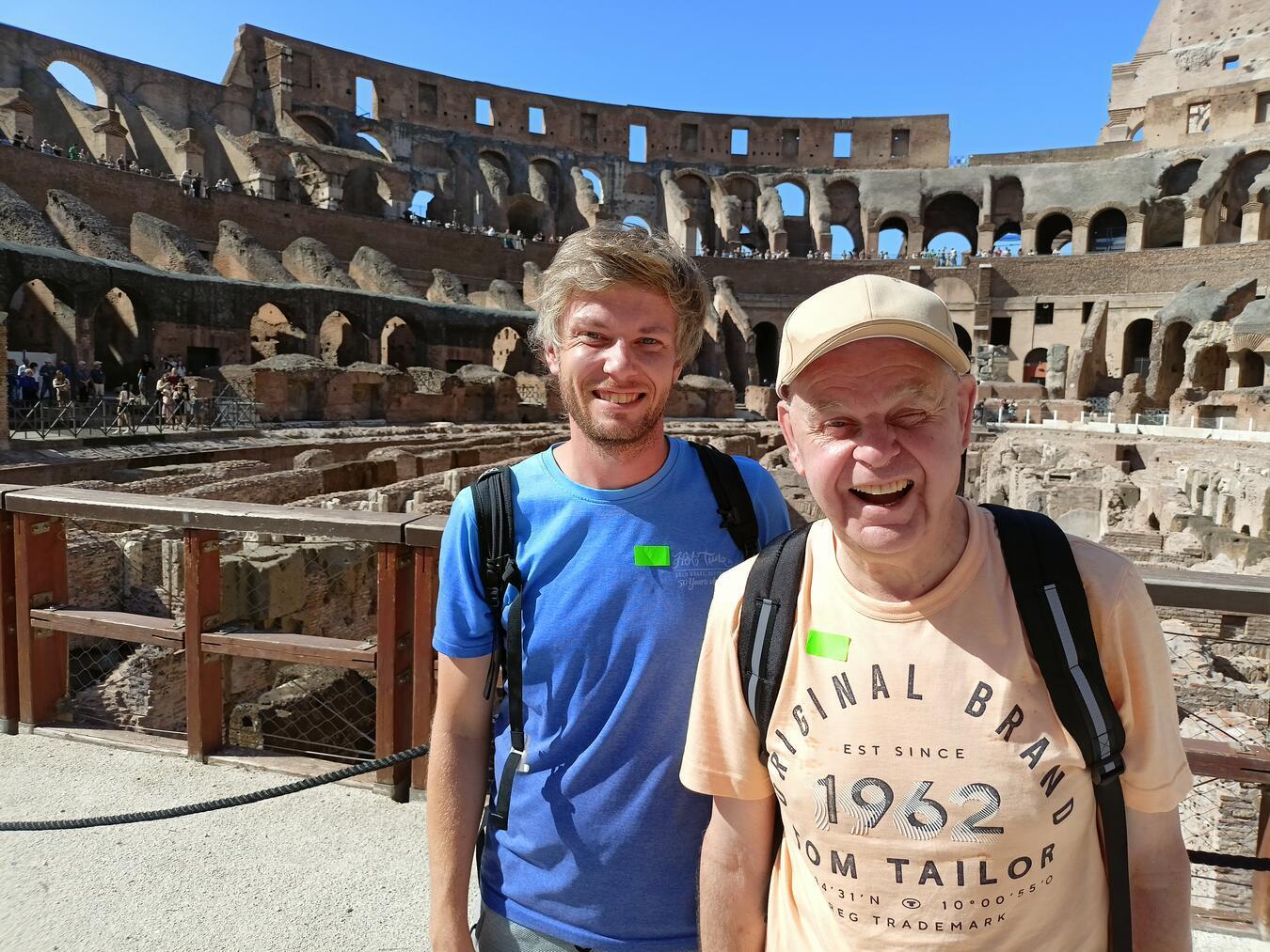 Gerd Scholz (re.) reiste nach Rom und traf Papst Franziskus. Damit erfüllte er sich einen Lebenstraum. Rom-Kenner Marvin Feldkamp (li.) begleitete ihn. Foto: LHUN