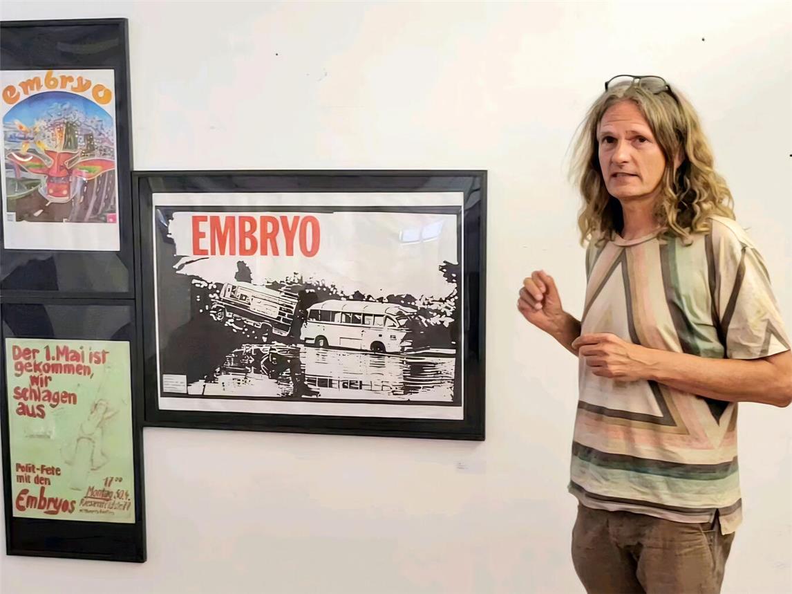 Gerd Siekmann stellt rund 80 der mehr als 400 Konzertplakate seiner Sammlung im PAN aus. NN-Foto: MB