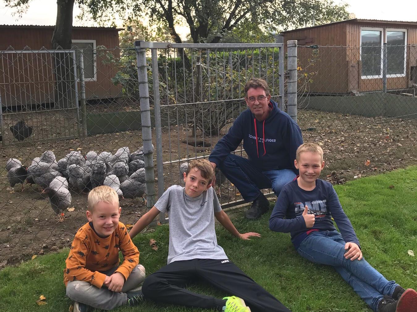 72. Grenzland-Geflügelschau in Materborn Gerhard „Gerd“ Gertlowski gibt sein Wissen an den Nachwuchs weiter. Foto: privat