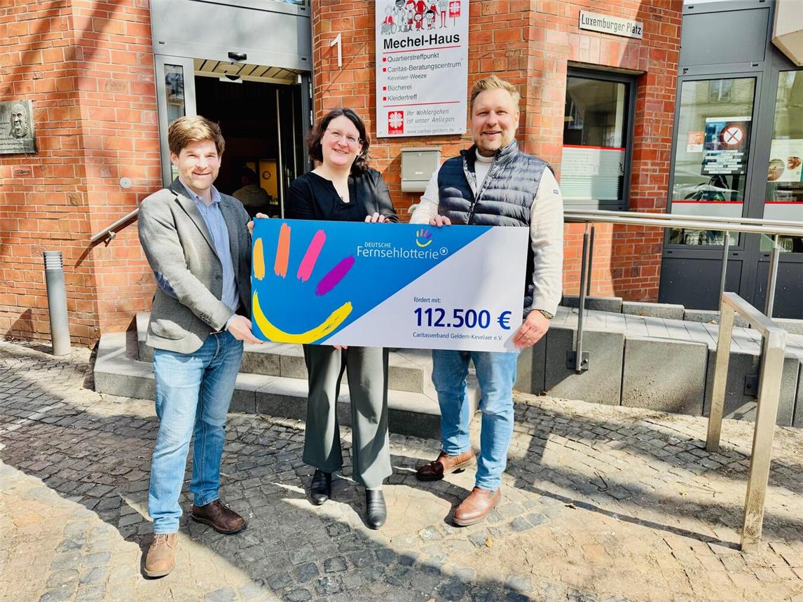 Gerrit Hermans, Bereichsleitung Soziale Dienste des Caritasverbandes Geldern-Kevelaer, mit Jessica Sieben, Quartiersmanagerin des Mechel-Hauses, und Stephan Masch, Repräsentant der Deutschen Fernsehlotterie, bei der symbolischen Übergabe der Fördermittel in Kevelaer (v.l.n.r. ).Foto: Max Thümmel