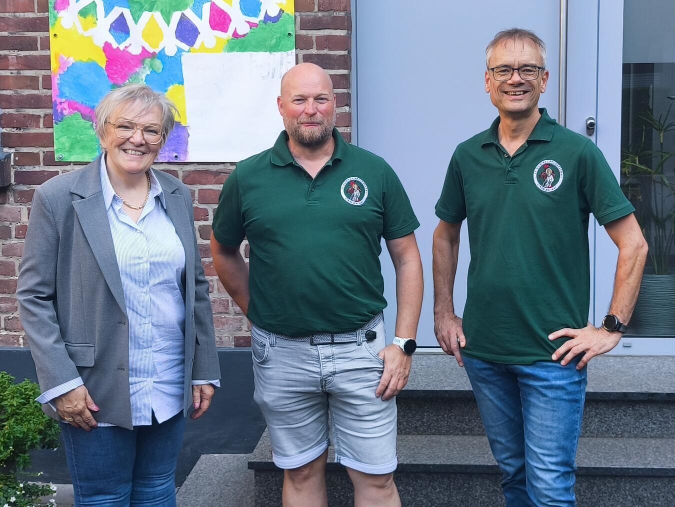 Gertrud Bühner-Lichtrauter dankt Johannes Zanders und Dr. Norbert Sensen von der St. Quirinus Bruderschaft für Unterstützung.