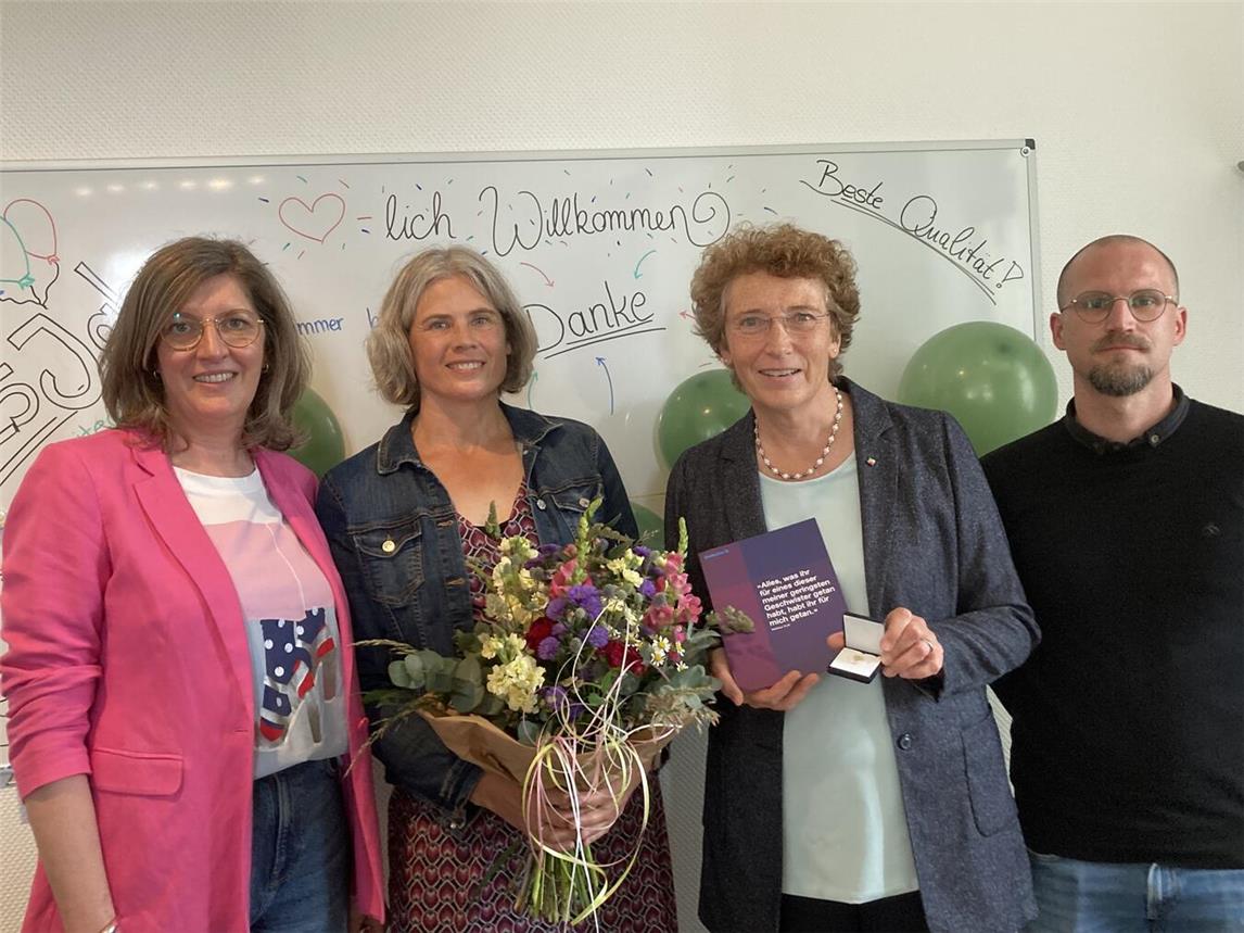 Geschäftsbereichsleiterin Elke Stüning, Jubilarin Katja Kleiner; Direktorin Annegret Puttkammer und Daniel von Horn, Bereichsleiter Flexible Hilfen, bei der Feierstunde in Geldern.Foto: Andrea Leuker