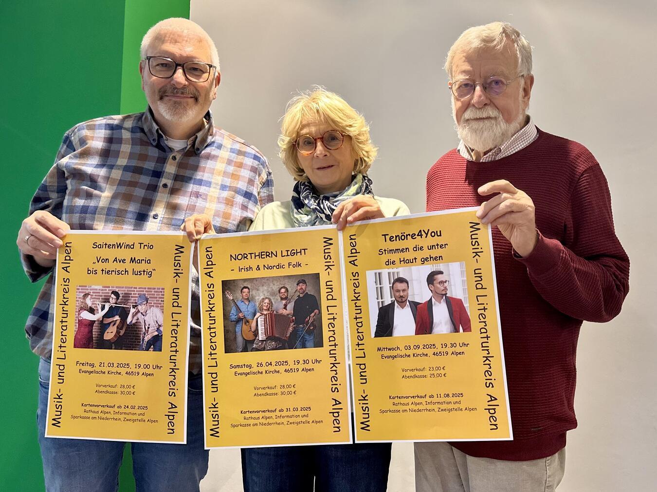 Geschäftsführer André Emmerichs und die Alpener Musik- und Literaturkreis-Vorsitzenden Kerstin Pieper und Klaus Schäpers (v.l.) zeigen schonmal drei Programm-Höhepunkte des nächsten Jahres. NN-Foto: SP