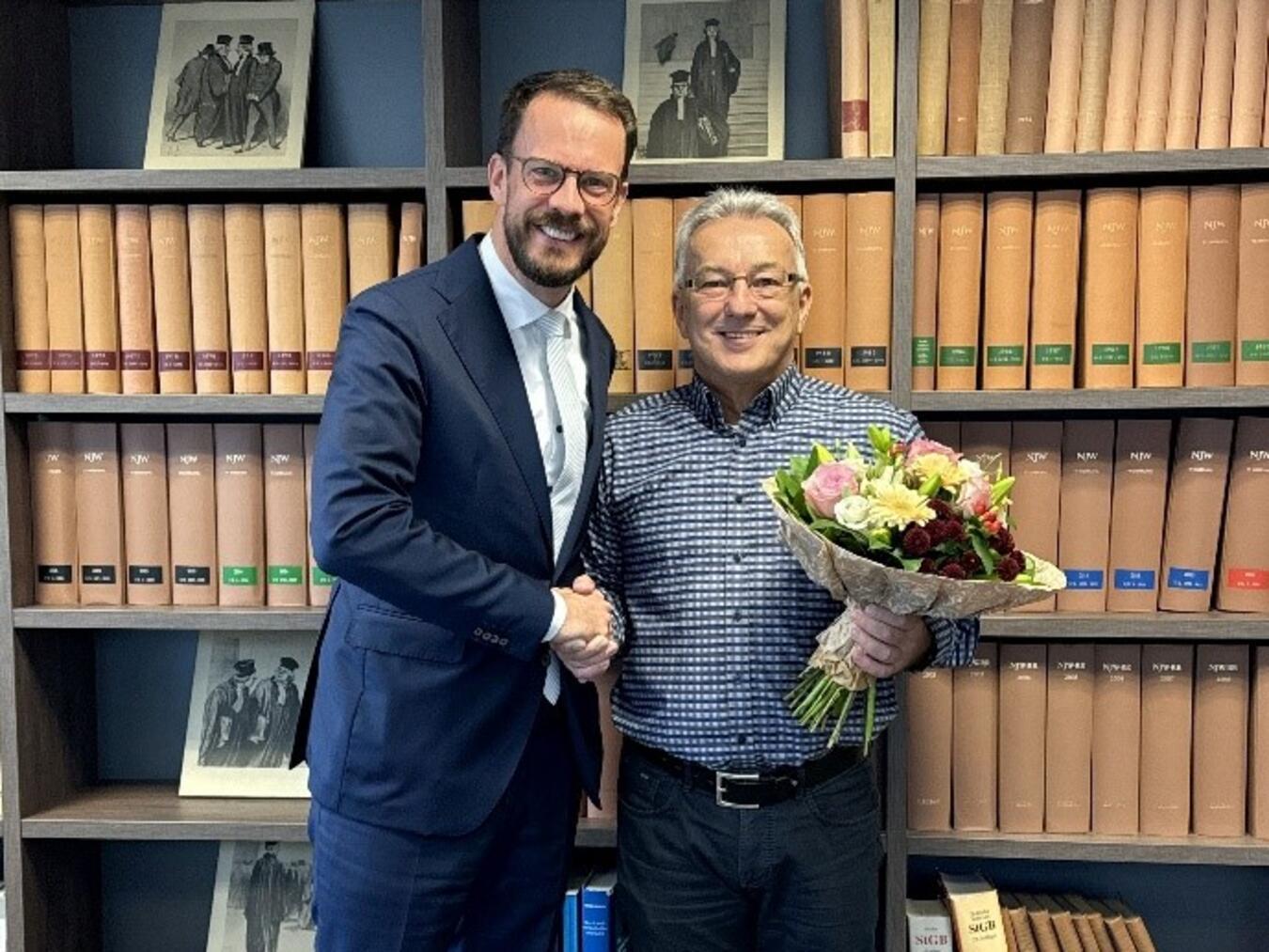 Geschäftsführer Dr. Karl Scholten und das 1.000 Mitglied Christian Eilingsfeld. Foto: Haus- und Grundbesitzerverein Kreis Kleve
