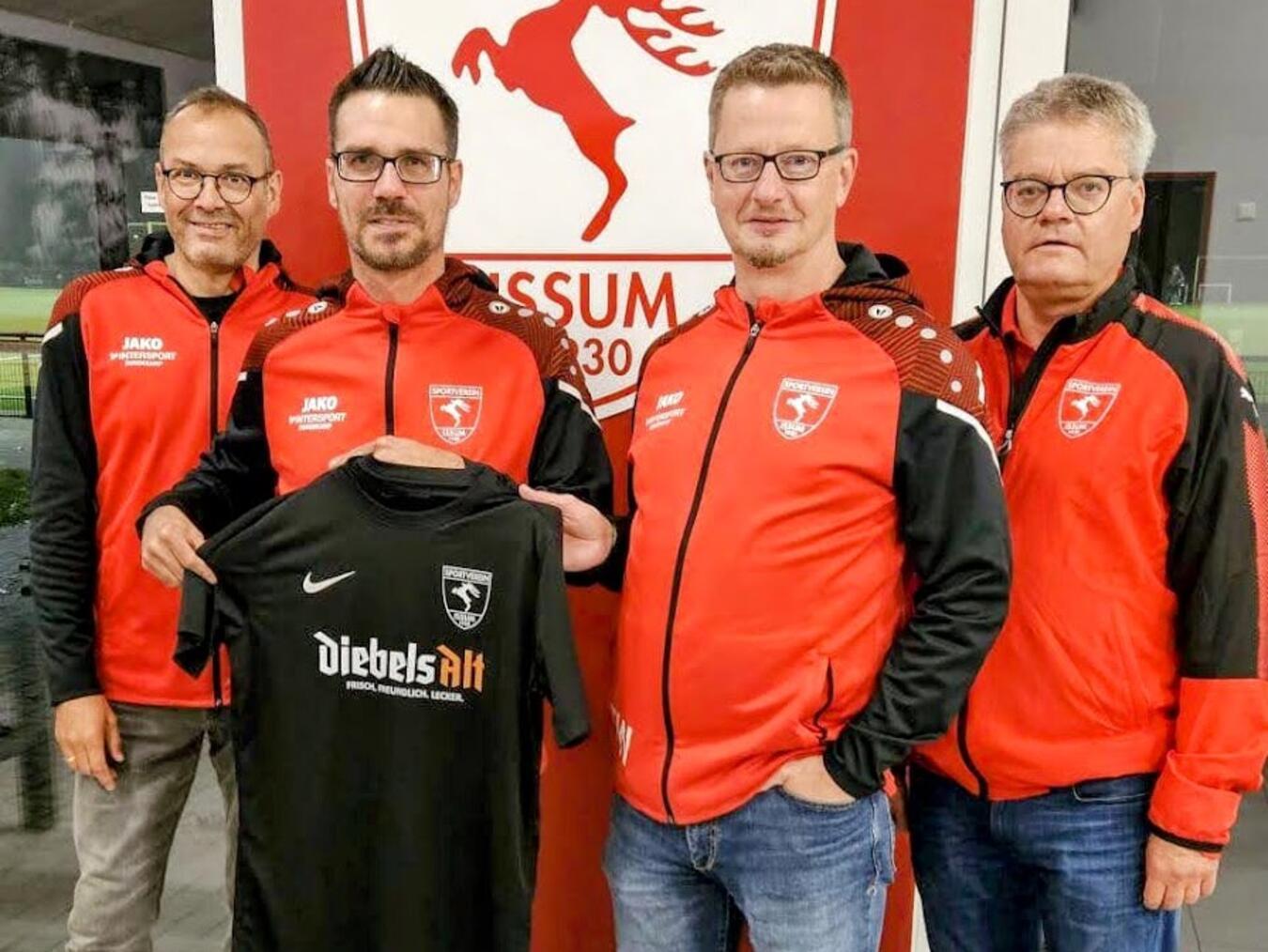 Trainerwechsel beim
SV Issum in der Kreisliga A Geschäftsführer Jörg Boddenberg mit Thorsten Fronhoffs, dem 1. Vorsitzenden Frank Wanner und dem 2. Vorsitzenden Thomas Brüx (v.l.). Foto: SV Issum