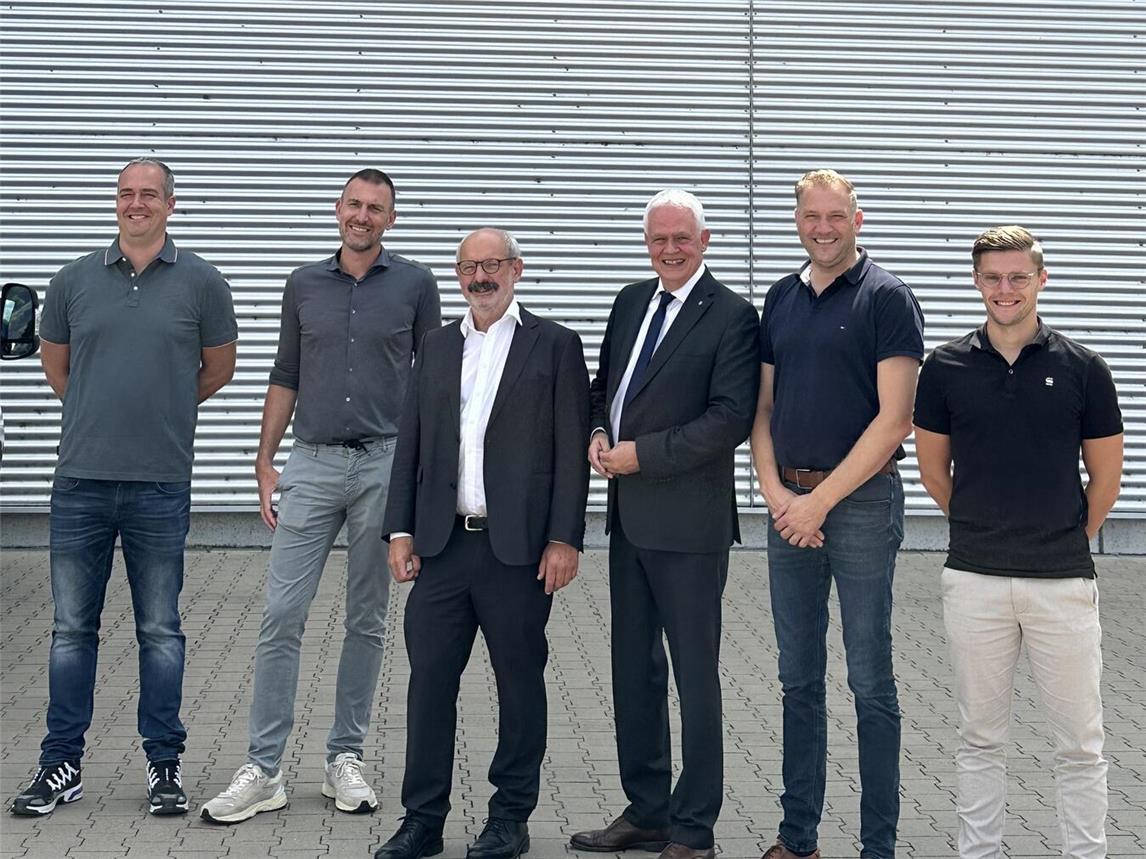 Geschäftsführer Tom und Jan Vierboom, Bürgermeister Wolfgang Gebing, Dr. Günther Bergmann, Christian Tuschen und Alexander Böhmer (v.l.n.r.) während der Betriebsbesichtigung in Kleve.