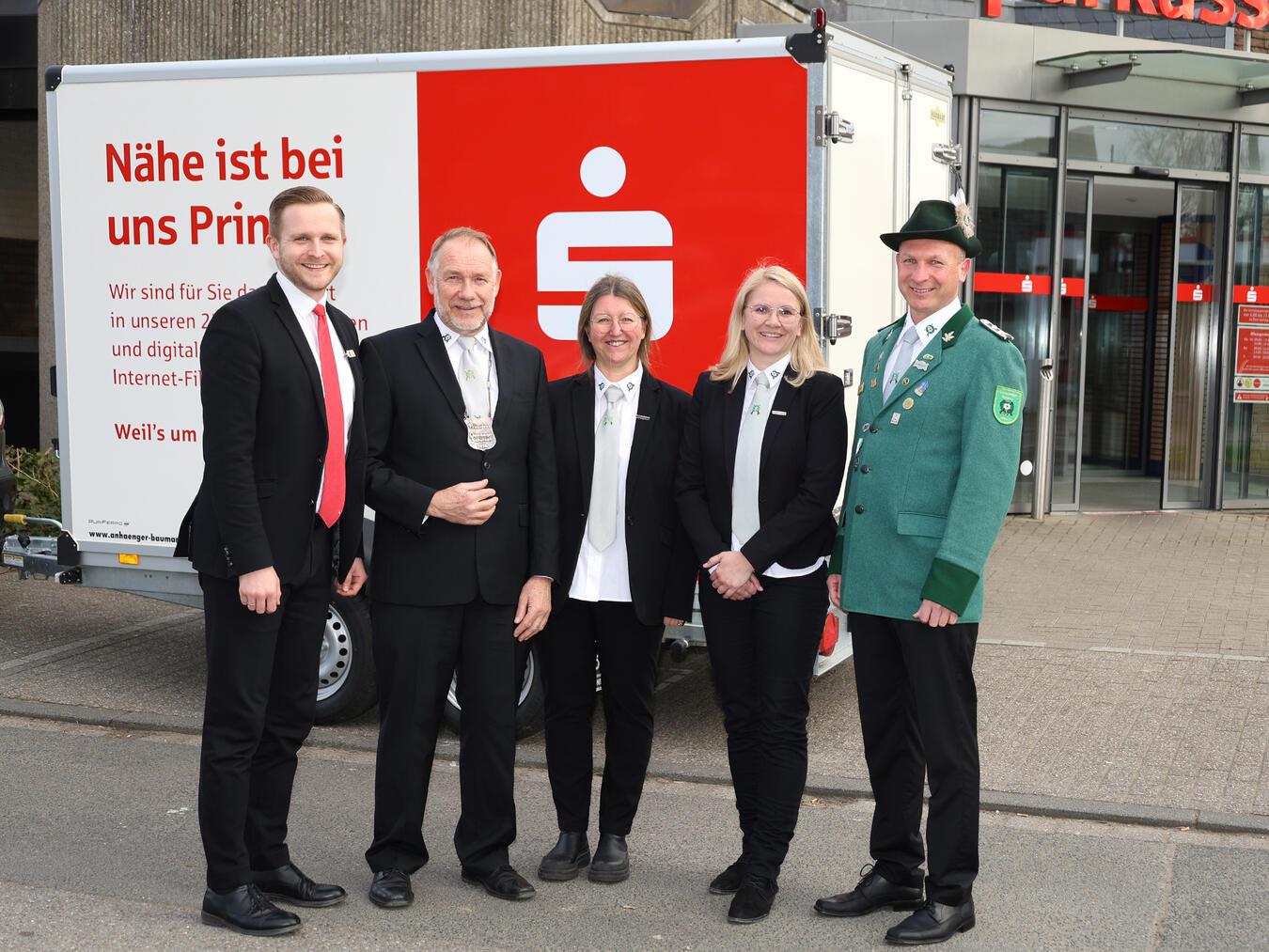 Geschäftsstellenleiter Timm Ernicke (v.l.n.r.), Präsident Richard Pleines, stellvertretende Schriftführerin Andrea Braens, Schriftführerin Sarah Lisken und Kassierer Christopher Frings vor dem neuen Kühlwagen der Ossenberger Schützen. Der Verein konnte die Investition nur stemmen, weil er Geld aus dem Leader-Programm erhielt und die Sparkasse am Niederrhein mit einer Spende unterstützte. Foto: Sparkasse Niederrhein