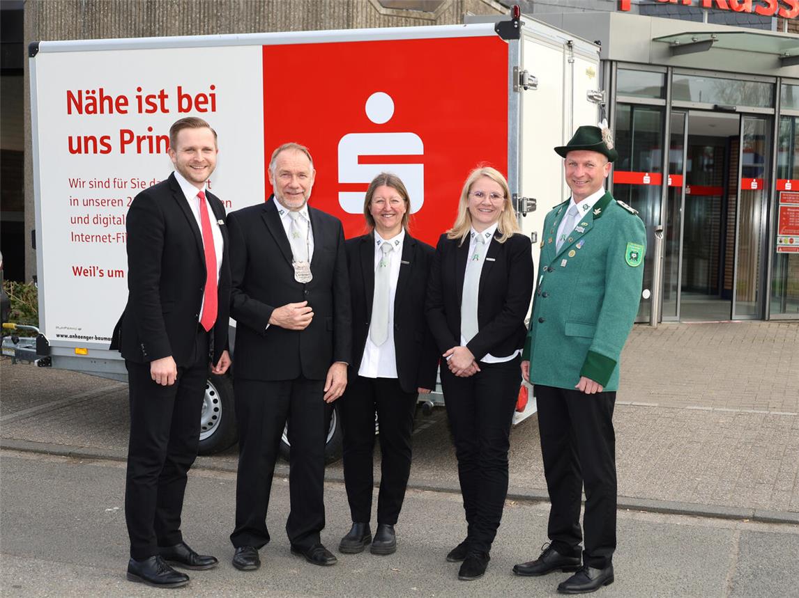 Geschäftsstellenleiter Timm Ernicke (v.l.n.r.), Präsident Richard Pleines, stellvertretende Schriftführerin Andrea Braens, Schriftführerin Sarah Lisken und Kassierer Christopher Frings vor dem neuen Kühlwagen der Ossenberger Schützen. Der Verein konnte die Investition nur stemmen, weil er Geld aus dem Leader-Programm erhielt und die Sparkasse am Niederrhein mit einer Spende unterstützte. Foto: Sparkasse Niederrhein