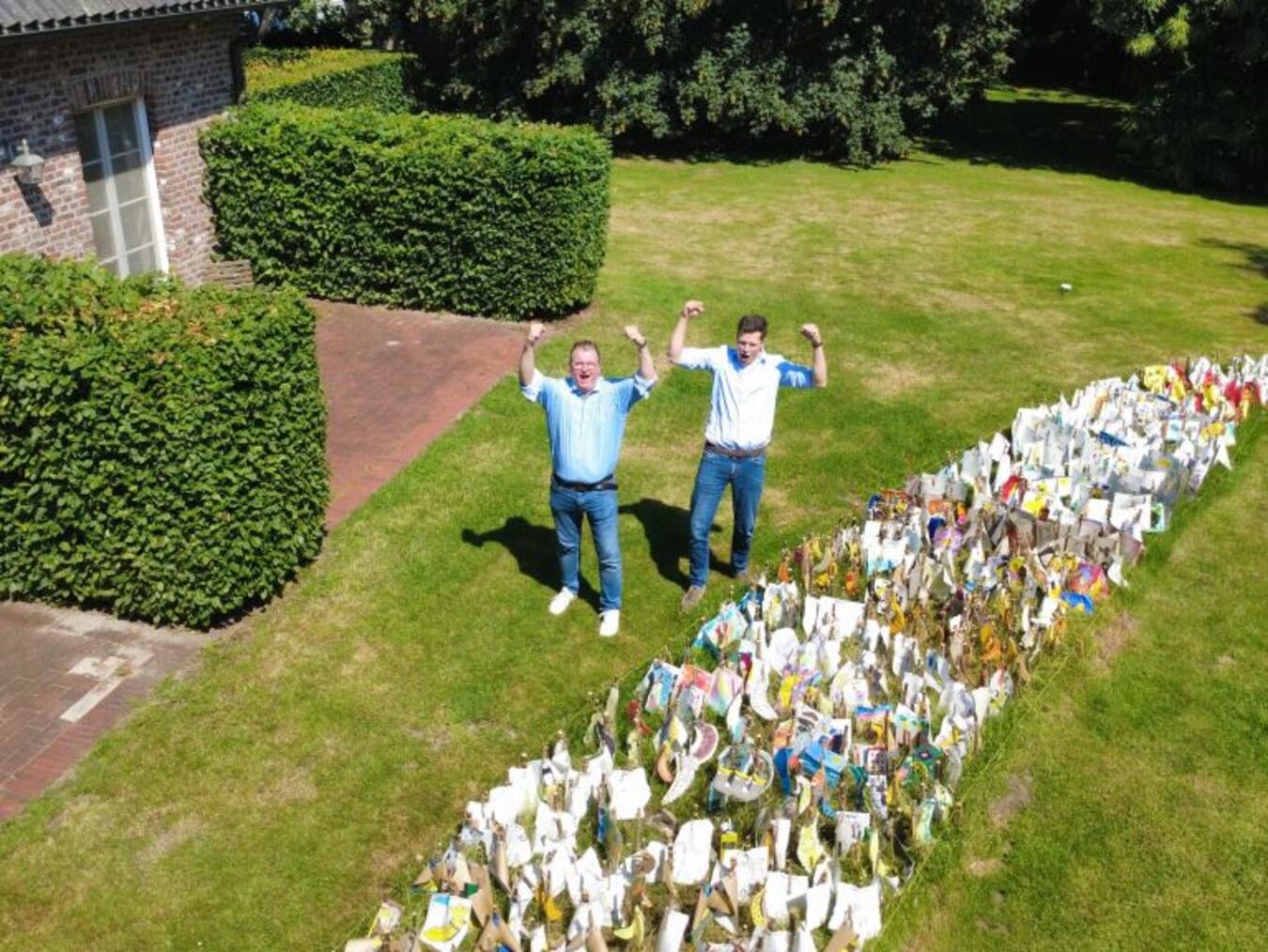 Geschafft: 806 individuell gestaltete Bananen haben sich zu einem beeindruckenden Gesamtkunstwerk in Form einer riesigen Banane zusammengefügt. Foto: privat