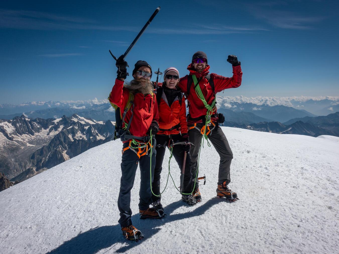 Geschafft! Familie Krott – Vater Christoph, Tochter Carolin und Sohn Claudio (v. l.) – haben die Gipfelkuppe des 4.806 Meter hohen Mont Blanc erreicht. Fotos: privat