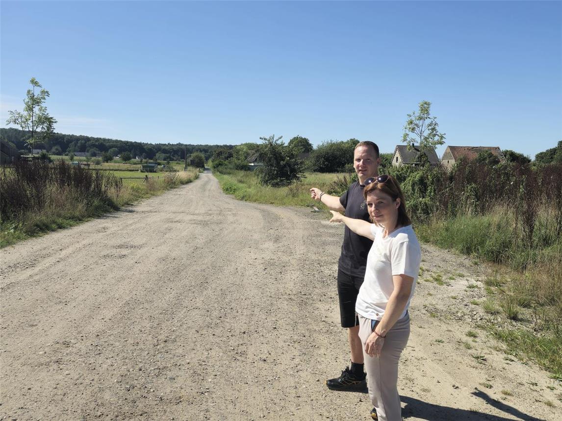 Gesche Marie Metz und Philipp Jünemann an der provisorischen Baustellenstraße. „Hier könnte der Lieferverkehr laufen“, sage die beiden. Die Gemeinde sieht das anders. Keine Möglichkeit für Begegnungsverkehr und bei der Einfahrt ist der Schwenkbereich für teils 18 Meter lange LKW nicht ausreichend. NN-Foto: HF