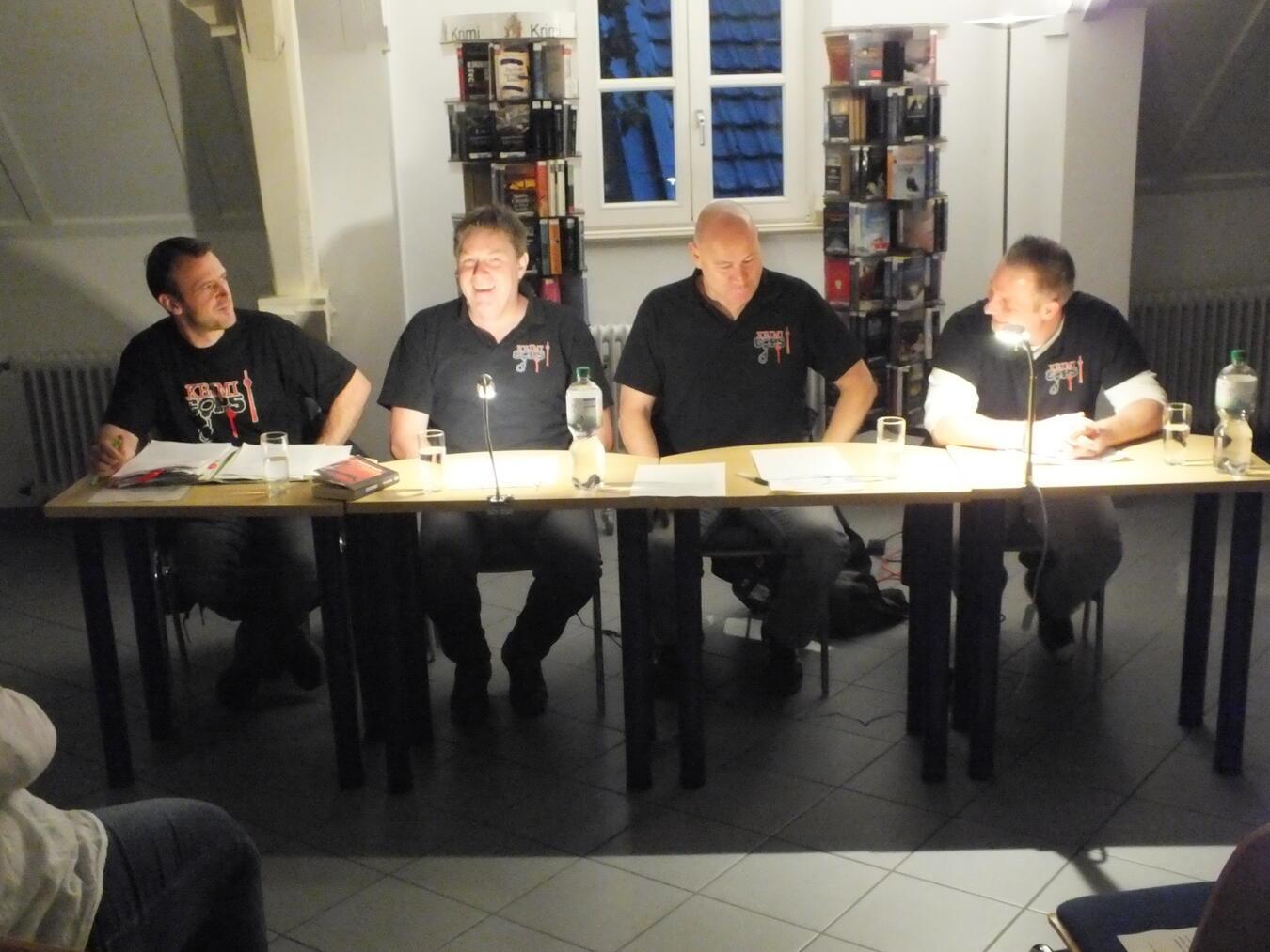 Geschichten aus der Dienstzeit fiktional verarbeitet – das bieten die Krimicops in der Lesung in der Stadtbücherei (v.l.): Martin Niedergesähs, Klaus Stickelbroeck, Casi Vollmer und Ingo Hoffmann. Foto: Stadt Rees