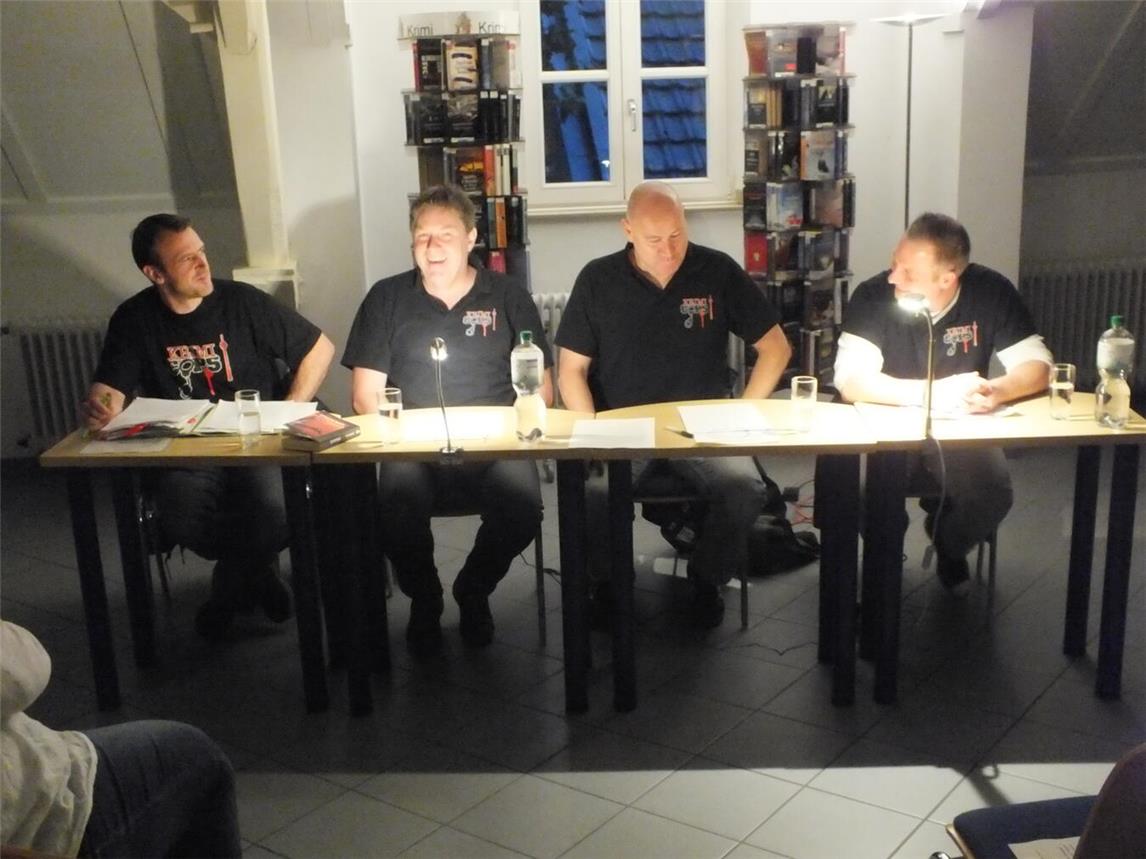 Geschichten aus der Dienstzeit fiktional verarbeitet – das bieten die Krimicops in der Lesung in der Stadtbücherei (v.l.): Martin Niedergesähs, Klaus Stickelbroeck, Casi Vollmer und Ingo Hoffmann. Foto: Stadt Rees