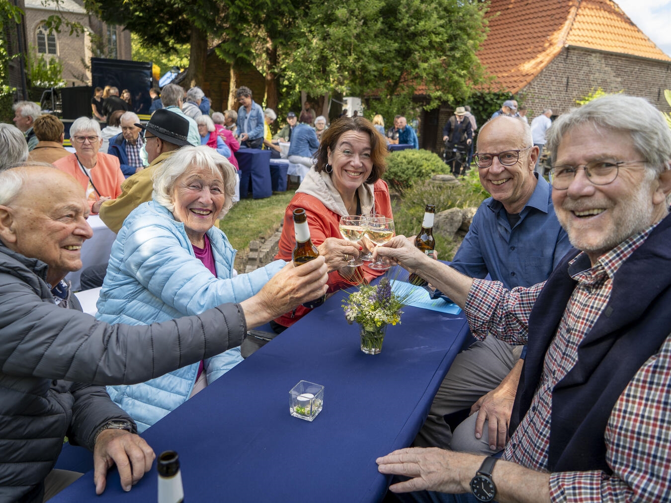 Genuss und Gemeinschaft: Kessel feiert das weiße Gold vom Niederrhein "Gesellige Menschen versammeln sich im Freien, freundliche Atmosphäre, Gemeinschaft, Freizeit, soziales Treffen"