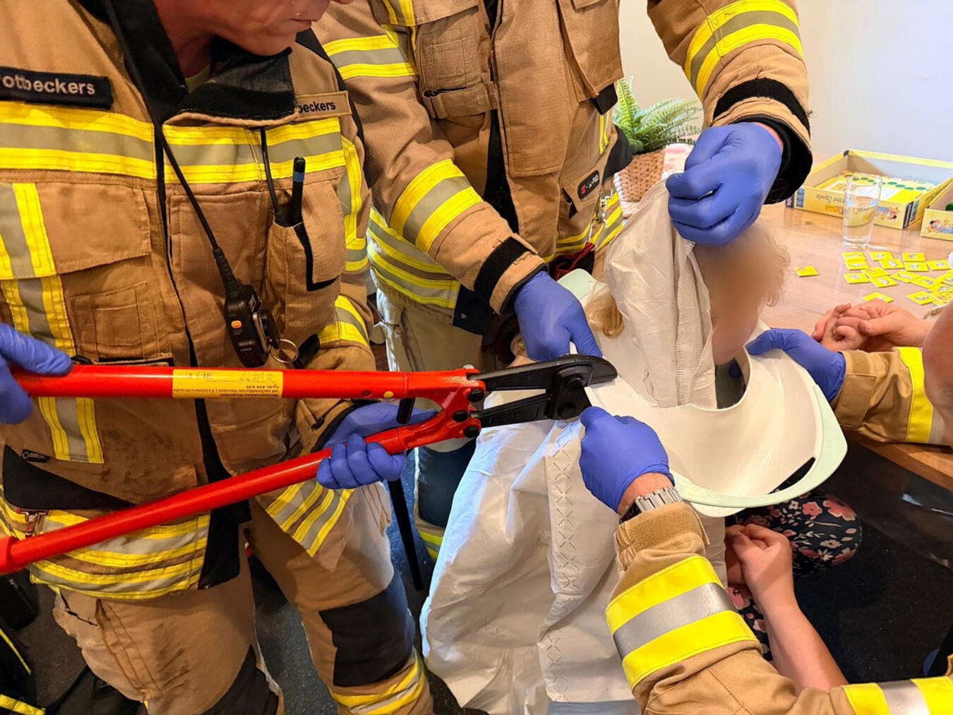 "Feuerwehr rettet Mädchen aus Fahrzeug, Gesicht und Hals mit Decke geschützt, Einsatz von Spezialwerkzeugen"