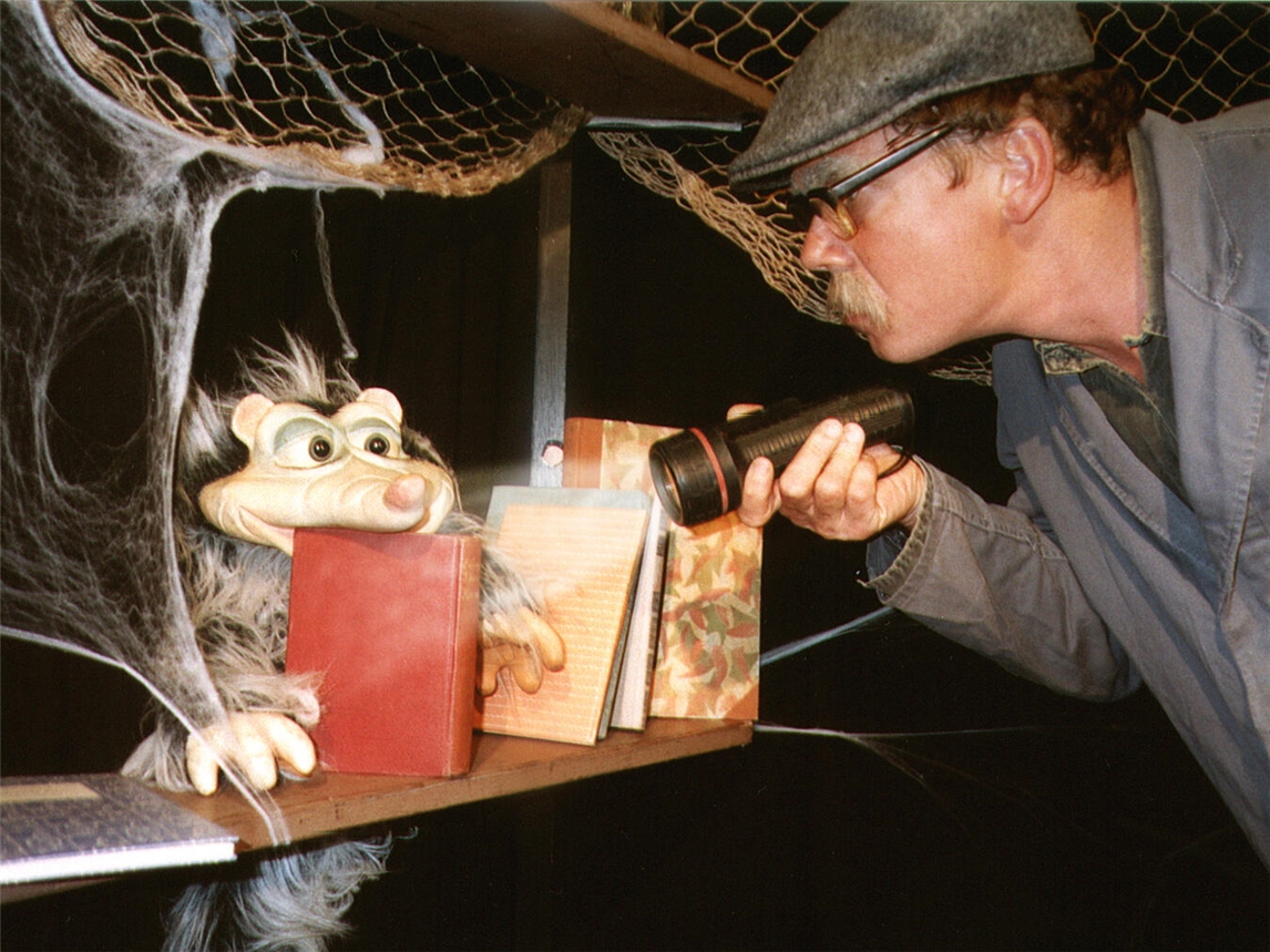 Gespenster, eine freche Ratte und jede Menge Aufregung: „Die Gespensterjäger“ am 18. April um 16 Uhr im Reeser Bürgerhaus. Foto: Theater Mika & Rino/Michael Gödde
