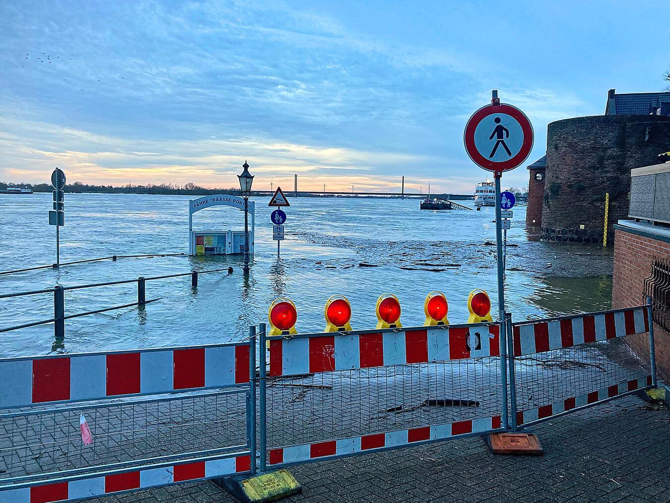 Gesperrt: Die Rheinpromenade in Rees. NN-Foto: Theo Leie