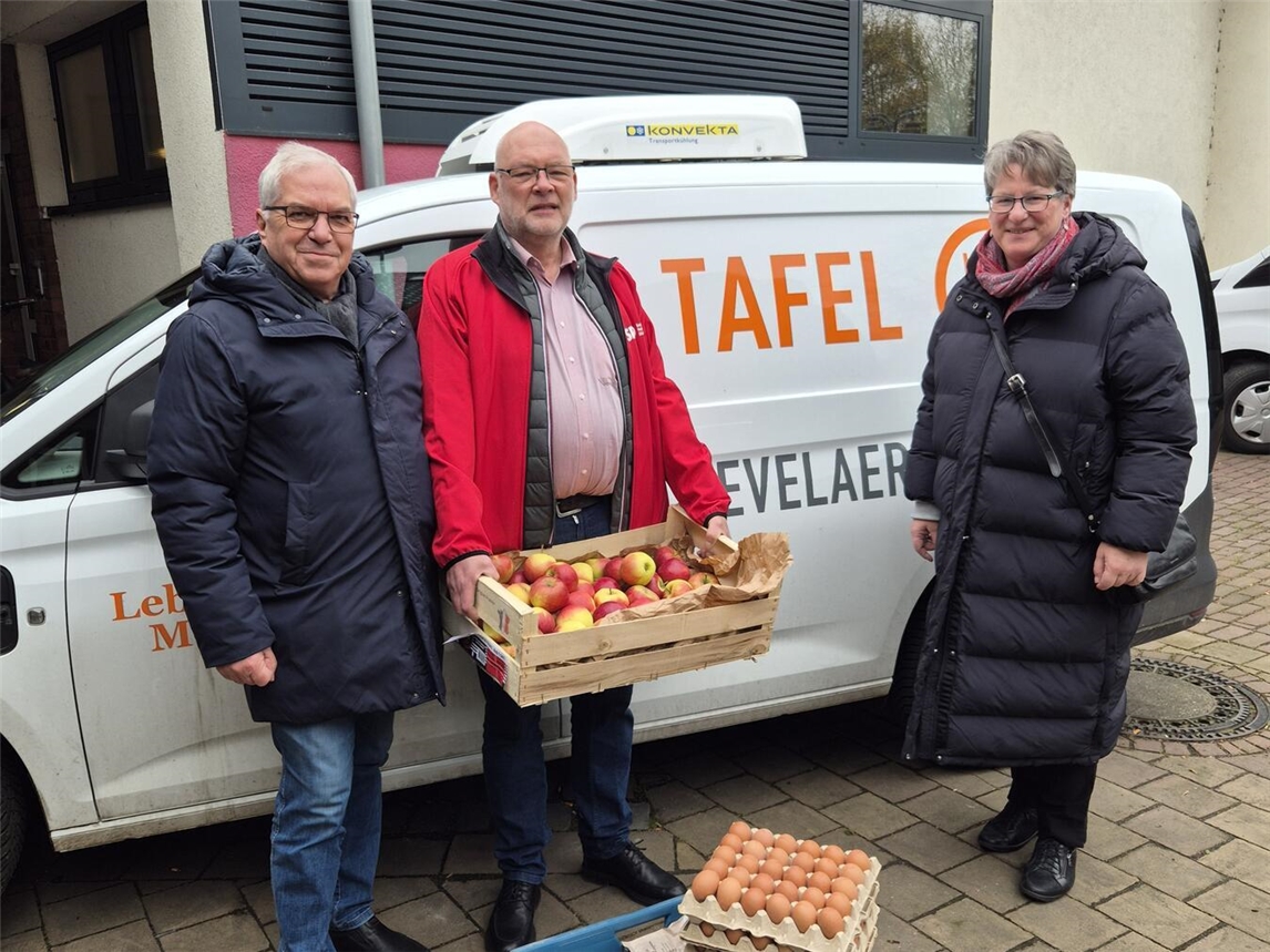 "SPD Kevelaer übergibt Spende an Tafel, Mitglieder mit Kisten vor Gebäude"