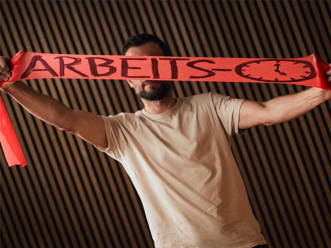 Gestretchte Arbeitszeit: Die Stunden im Job lassen sich nicht wie ein Gummiband ziehen, sagt die Gewerkschaft Nahrung-Genuss-Gaststätten. Die NGG Nordrhein will verhindern, dass die Bundesregierung den acht-Stunden-Tag abschafft. Foto: NGG | Tobias Seifert