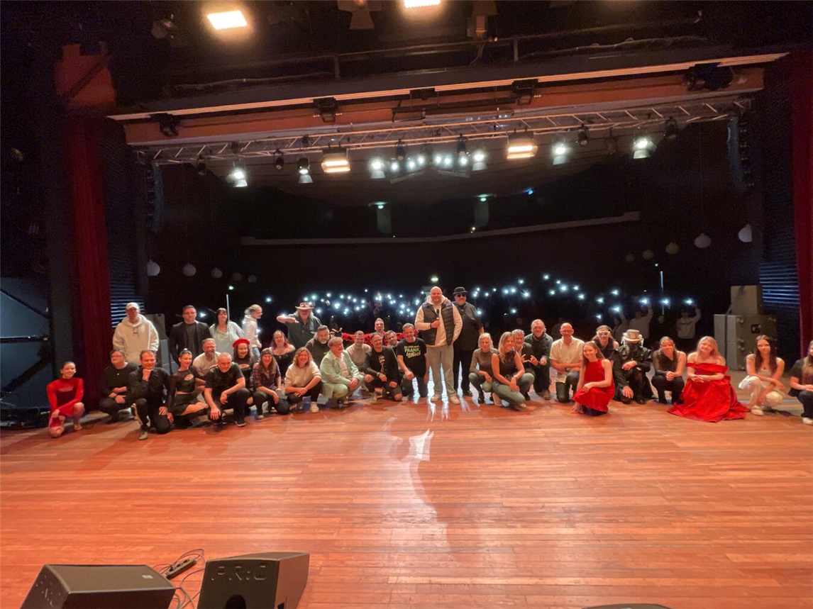 "Vielfältige Talente auf Bühne: Musik, Tanz, Comedy, Akrobatik und Zauberei in kreativer Showdarbietung"