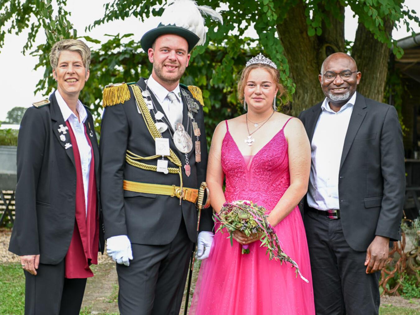 Gesucht wird ein Nachfolger für das Königspaar Bastian Küppers und Mia Kersten, hier mit Brudermeisterin Isabel Luyven (l.) und Pfarrer Dr. Uchenna Aba (r.). Foto: privat