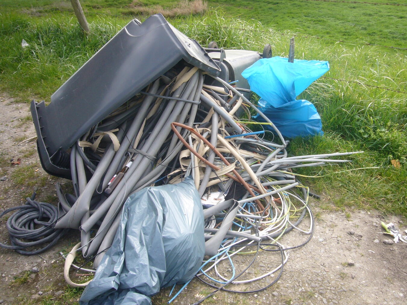 "Gewerbemüll und Mülltonnen unter Rheinbrücke nahe Yachthafen"