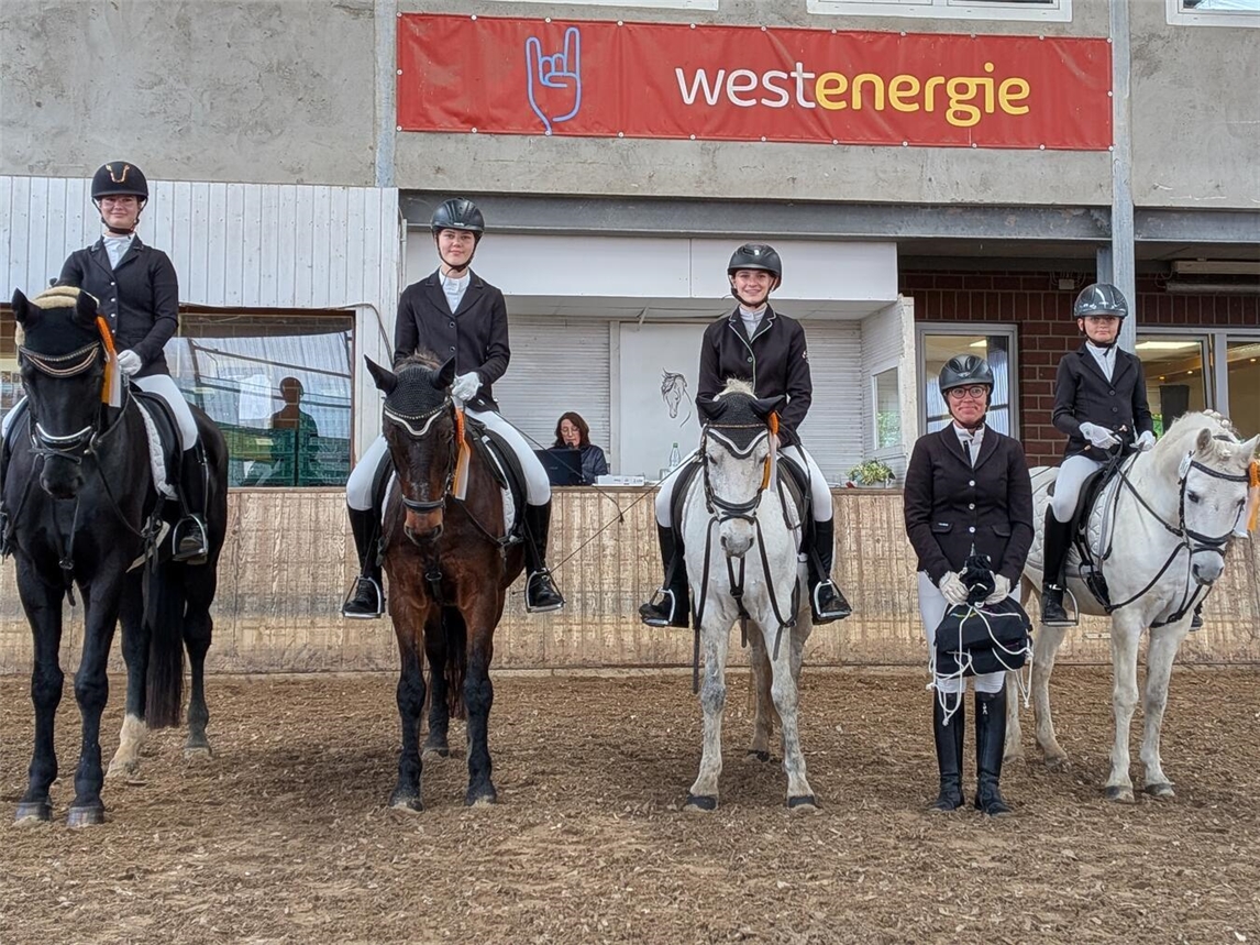 Gewinner des Mannschaftsreiterwettbewerbs um den „Preis der Westenergie“ war Lea´s Reitschule. Foto: privat