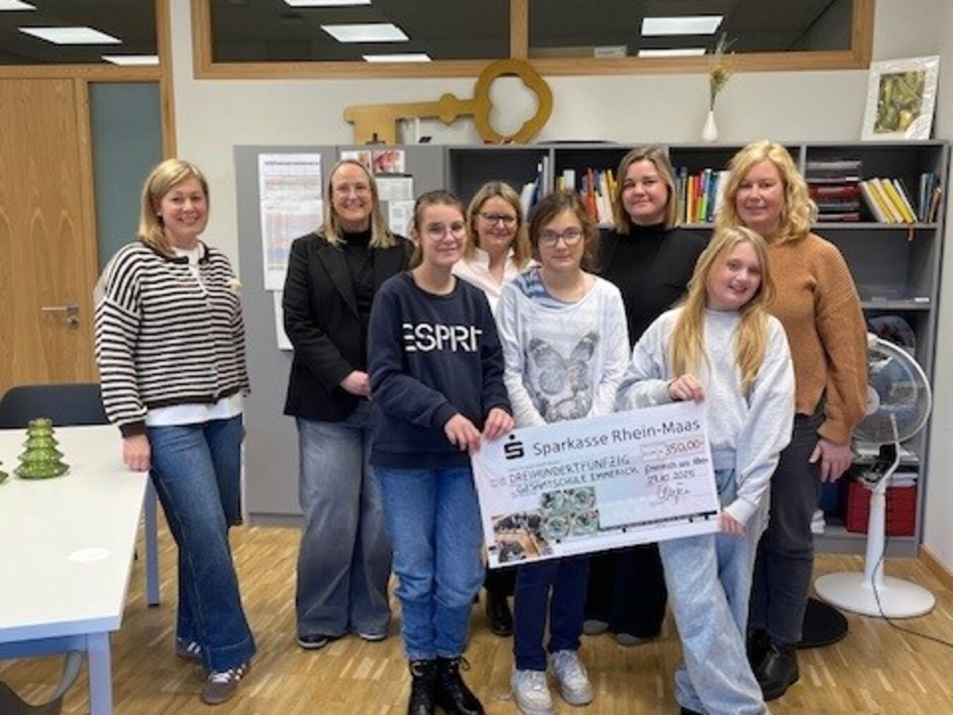 Gewinnübergabe an der Gesamtschule Emmerich. Foto: WfG Emmerich