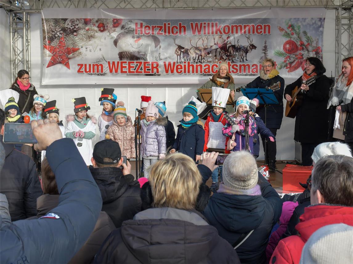 Gewiss werden sich auch die Kinder des Franziskus-Kindergarten Weeze am „1. Weezer Adventssingen“ beteiligen. Die Weezer Kindergärten beteiligen sich alljährlich am Unterhaltungsprogramm auf dem Weezer Weihnachtsmarkt. NN-Foto: Gerhard Seybert/Archiv 2023