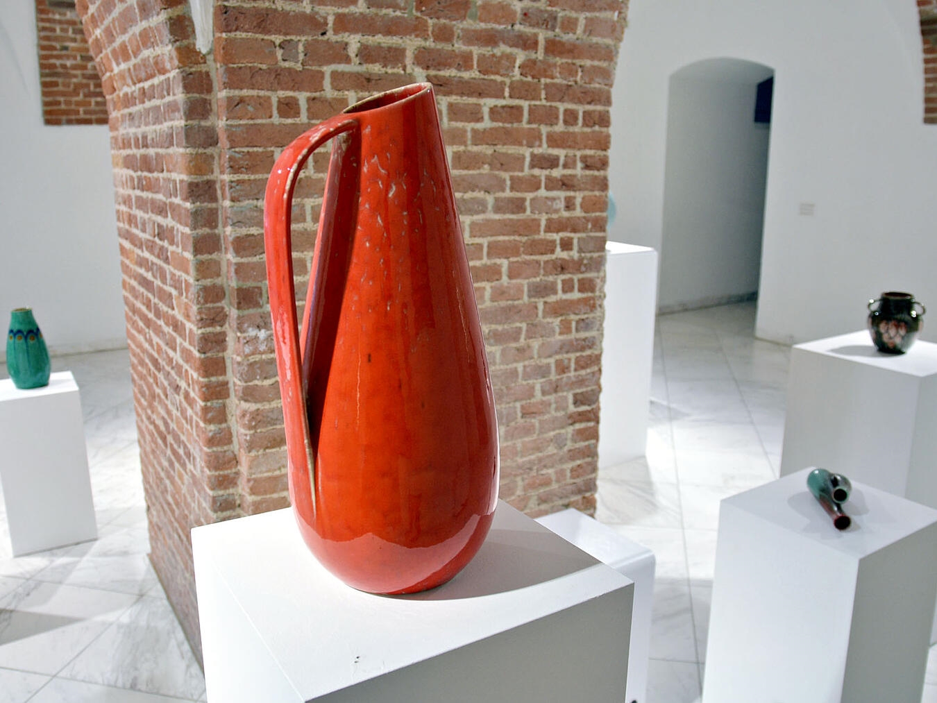 "Kunsthandwerk Exponate auf Ausstellung mit handgefertigten Skulpturen und kunstvollen Keramikarbeiten"